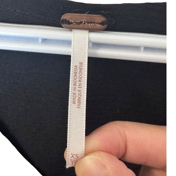 Free People black faux wrap hi-low pleated long sleeve top size XS - Picture 8 of 9